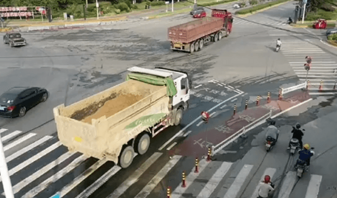 货车右转安全隐患示意图